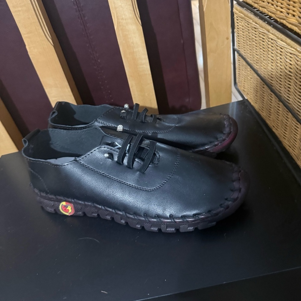 💥Like New OY Black Comfy Leather Women's Loafers